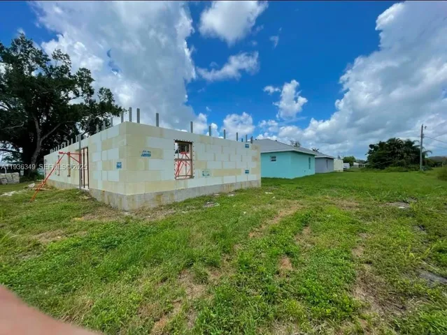 a view of a back yard