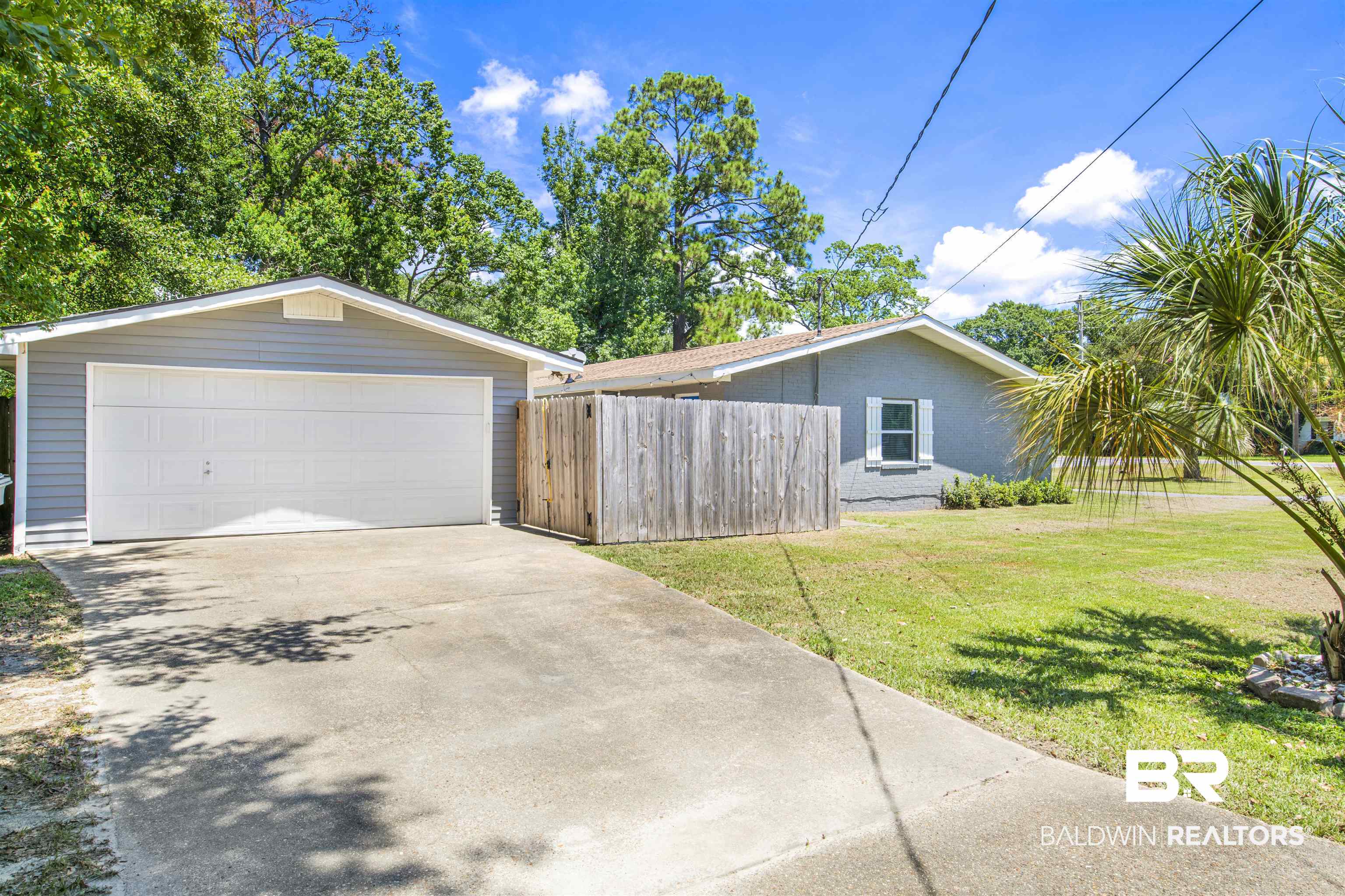 1011 North Oak Street Foley, AL 36535 - Photo 23 of 26 Garage / Side view of hom