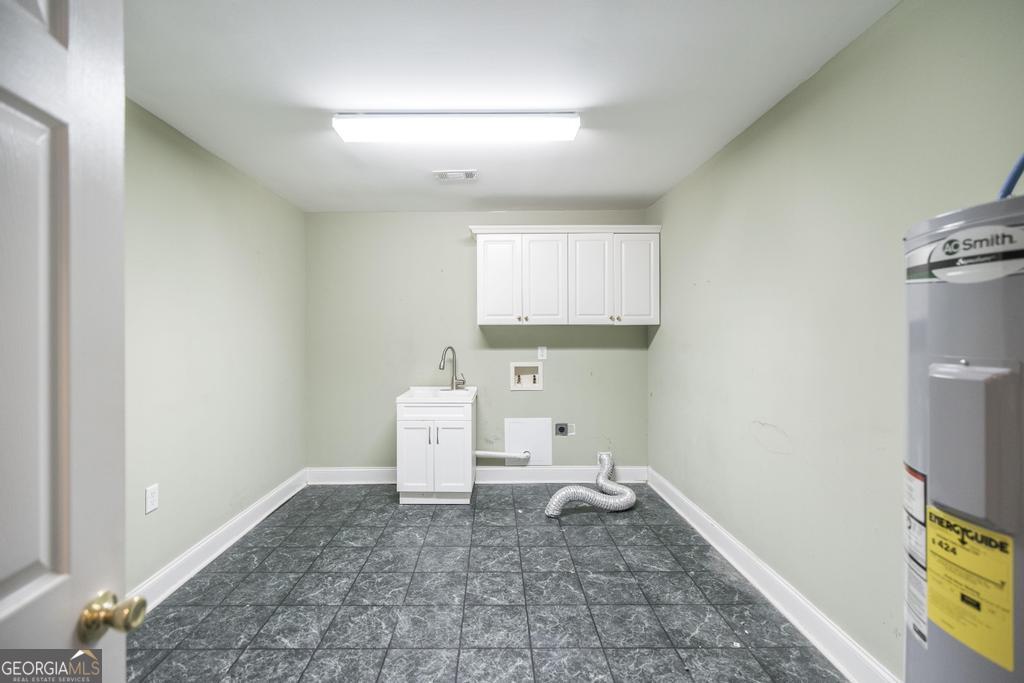 209 Trellis Walk Centerville, GA 31028 - Photo 12 of 38 a bathroom with a sink a toilet and a window