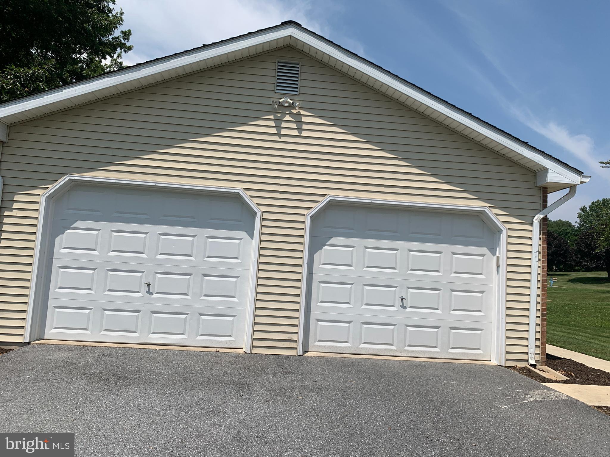 549 Hi View Drive Lititz, PA 17543 - Photo 4 of 42 a front view of a house