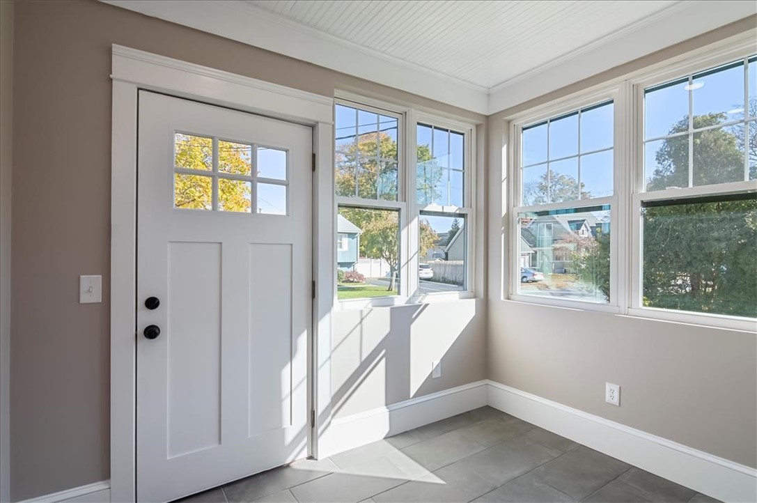 9 Bremen Avenue Warwick, RI 02889 - Photo 3 of 17 Entryway with heat