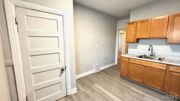 $1,000 | 953 Catalpa Street, Unit 2F, St. Louis, MO 63112