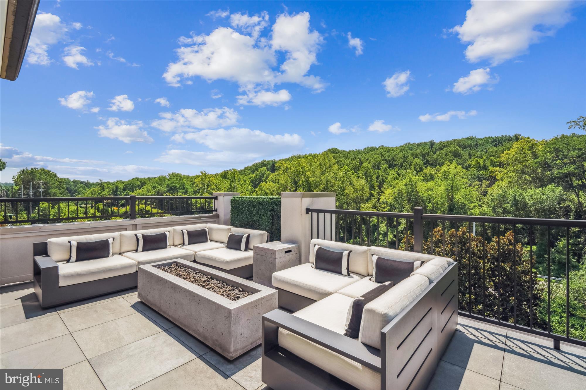 Front roof terrace on a sunny day!