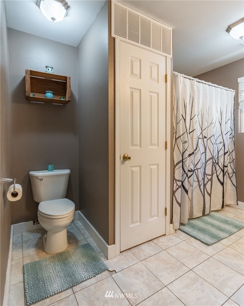 5202 Reese Hill Road Sumas, WA 98295 - Photo 22 of 39 a bathroom with a toilet and a sink