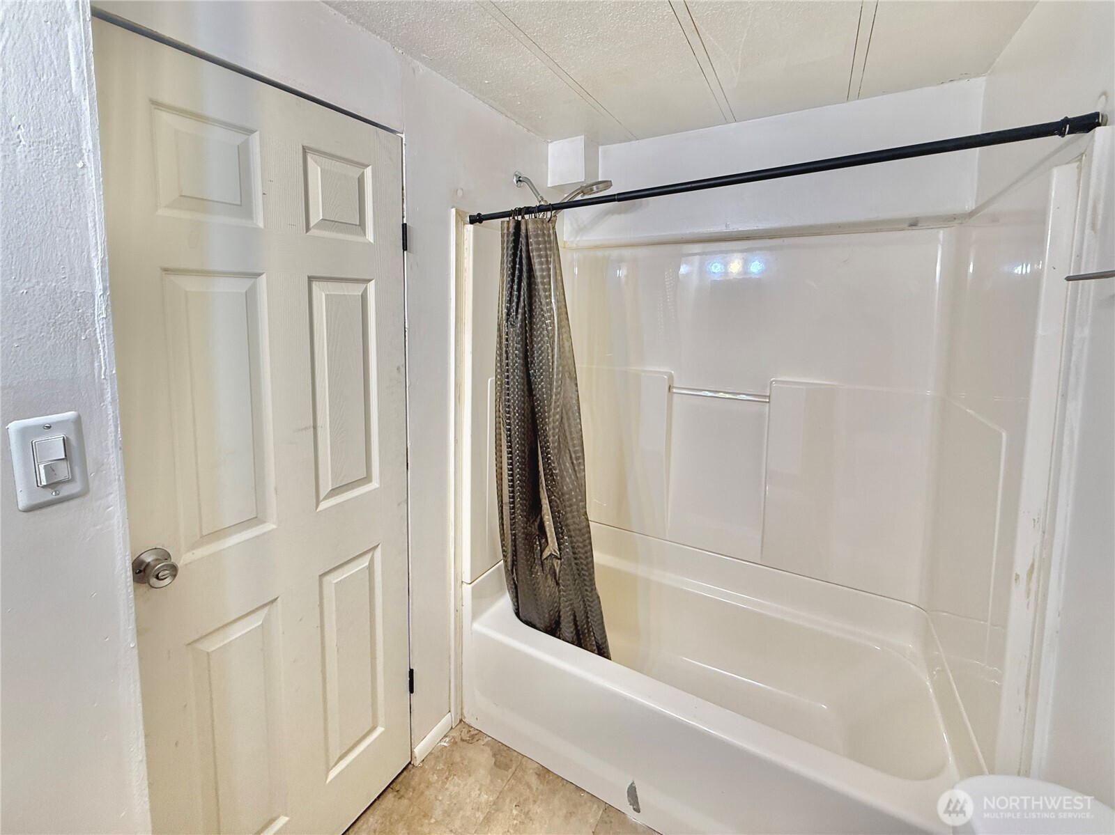 3001 South 288th Street, Unit 343 Federal Way, WA 98003 - Photo 13 of 37 a bathroom with a shower and a tub