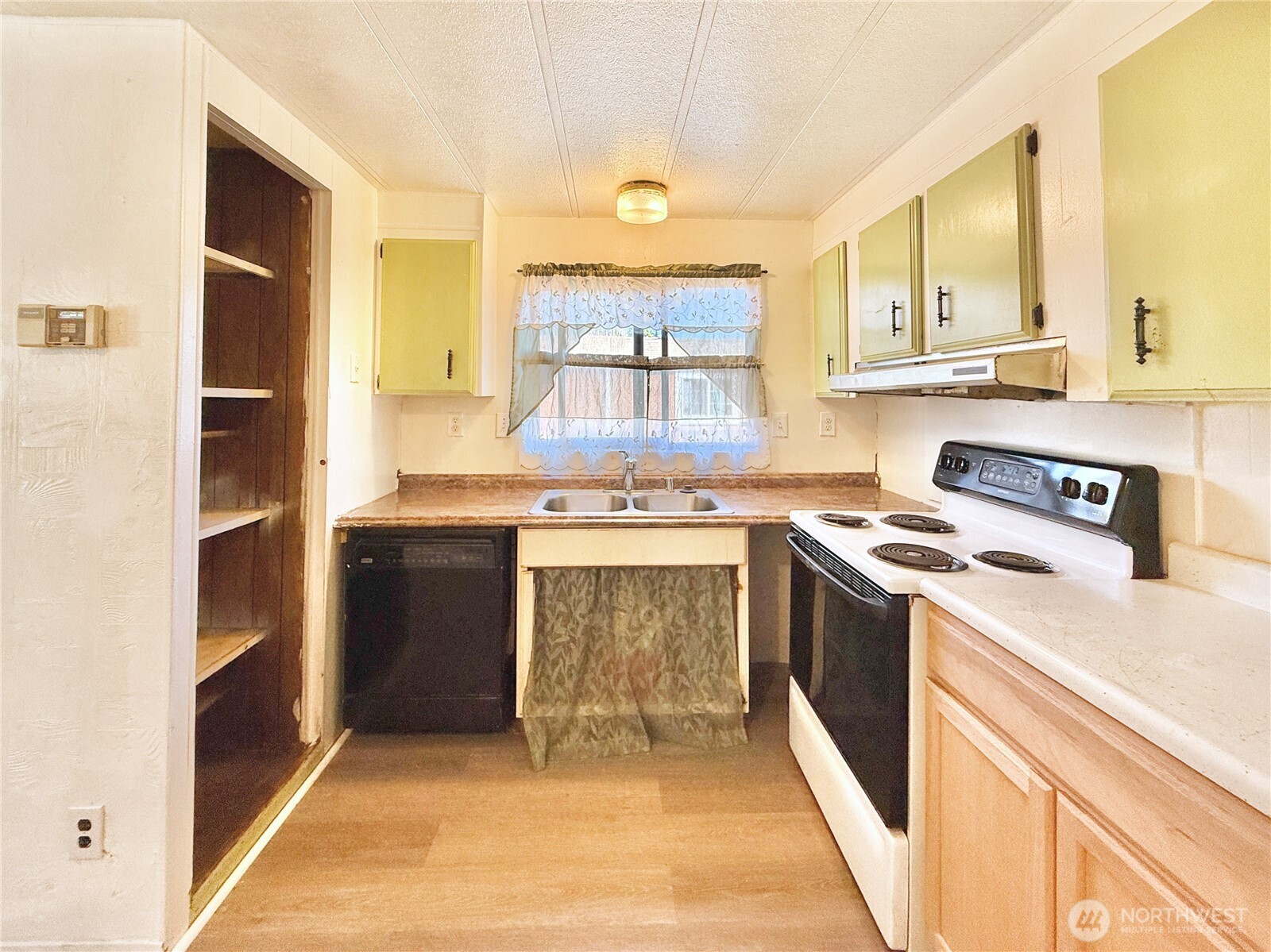 3001 South 288th Street, Unit 343 Federal Way, WA 98003 - Photo 4 of 37 a kitchen with a stove and a refrigerator
