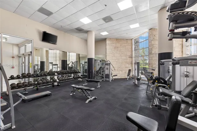 $4,900 | 5151 Collins Avenue, Unit 1722, Miami Beach, FL 33140