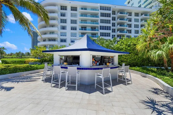 $4,900 | 5151 Collins Avenue, Unit 1722, Miami Beach, FL 33140