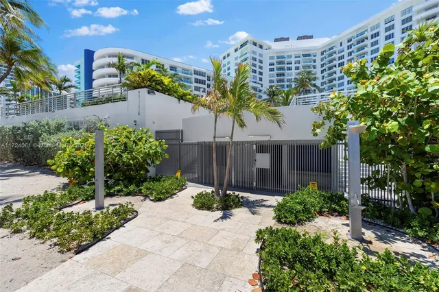 $4,900 | 5151 Collins Avenue, Unit 1722, Miami Beach, FL 33140