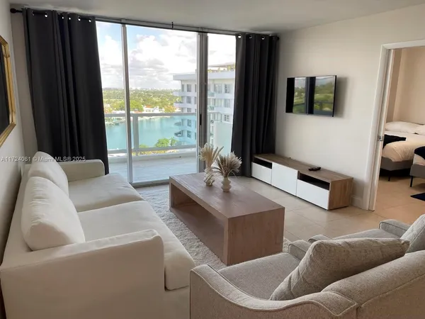 $4,900 | 5151 Collins Avenue, Unit 1722, Miami Beach, FL 33140