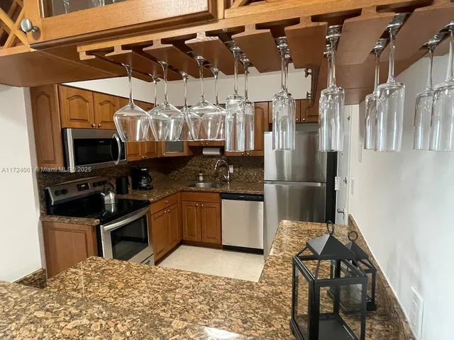 $4,900 | 5151 Collins Avenue, Unit 1722, Miami Beach, FL 33140