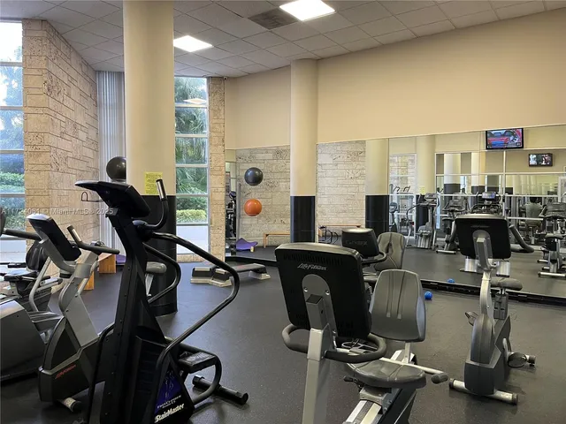 $4,900 | 5151 Collins Avenue, Unit 1722, Miami Beach, FL 33140