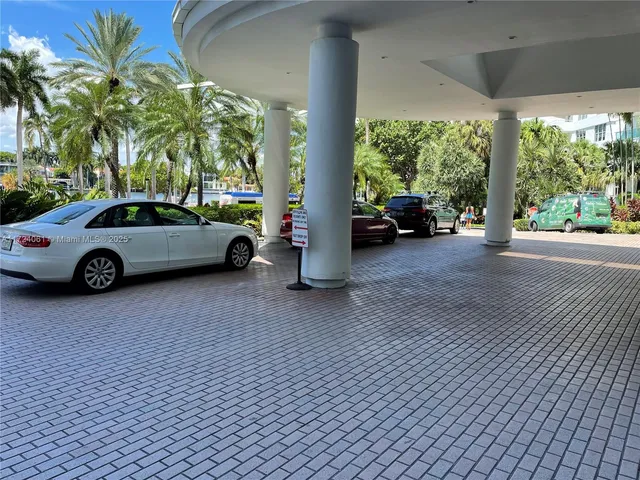 $4,900 | 5151 Collins Avenue, Unit 1722, Miami Beach, FL 33140
