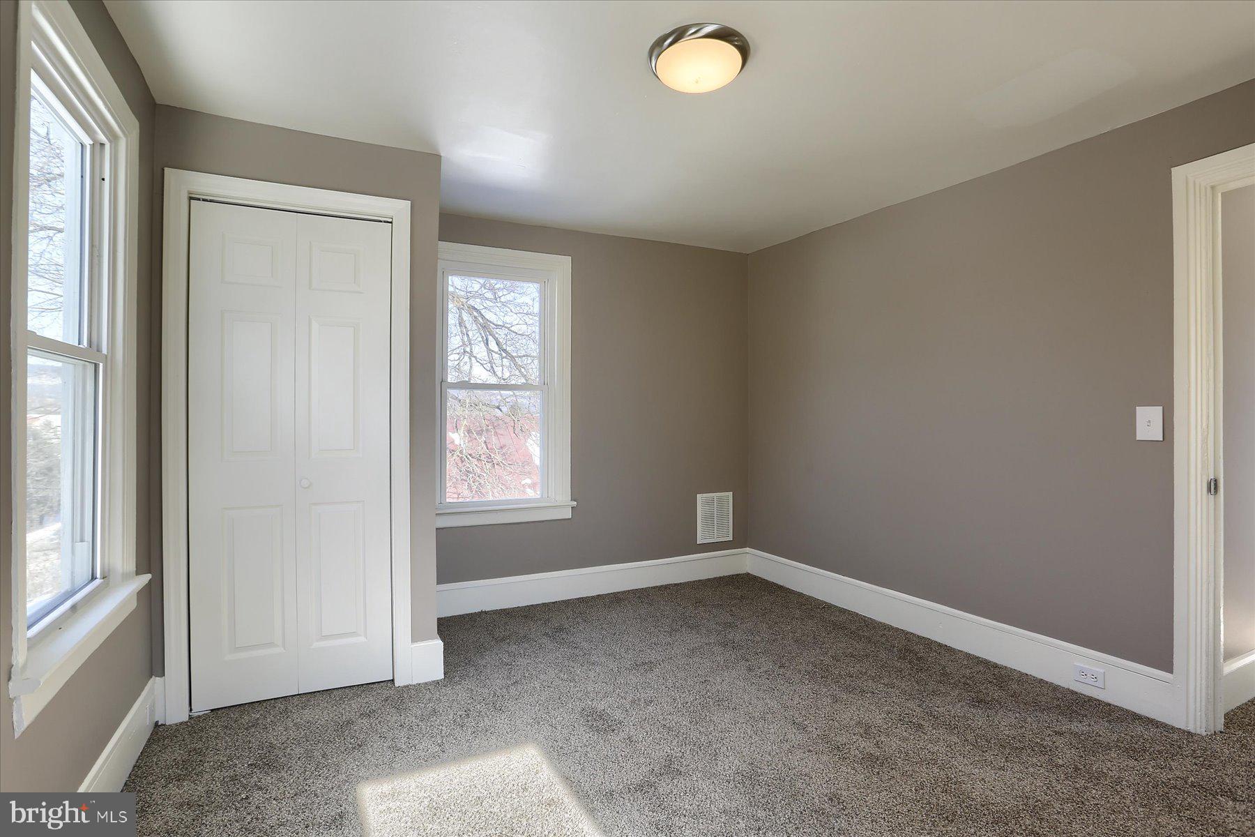 801 North Mountain Road Harrisburg, PA 17112 - Photo 22 of 32 an empty room with windows