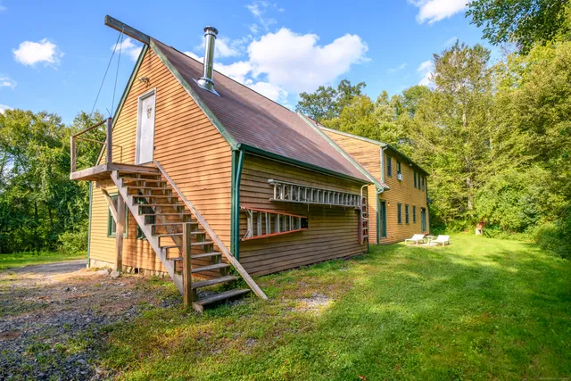 a view of a house with a backyard