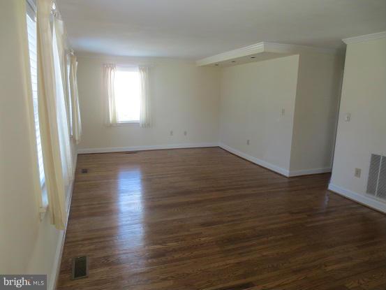 6711 Queens Road Alexandria, VA 22306 - Photo 3 of 26 Living Room