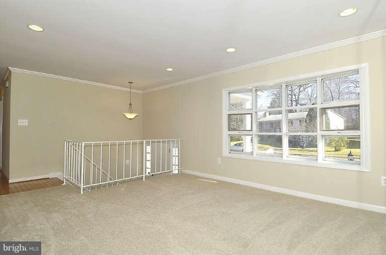 13536 Delaney Road Woodbridge, VA 22193 - Photo 4 of 25 Living Room