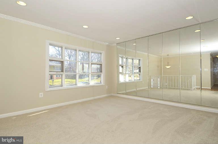 13536 Delaney Road Woodbridge, VA 22193 - Photo 5 of 25 Living Room