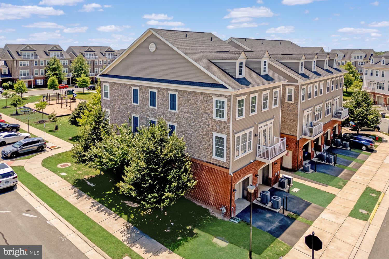42550 Sunset Ridge Square Ashburn, VA 20148 - Photo 34 of 36 an aerial view of a house