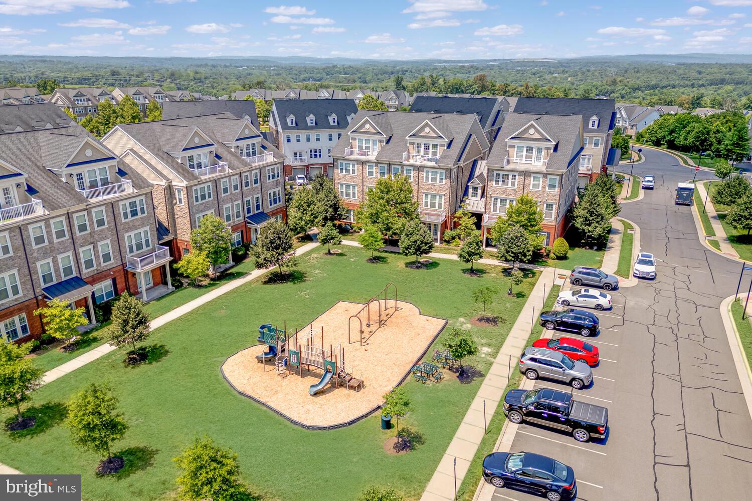 42550 Sunset Ridge Square Ashburn, VA 20148 - Photo 35 of 36 an aerial view of multiple house