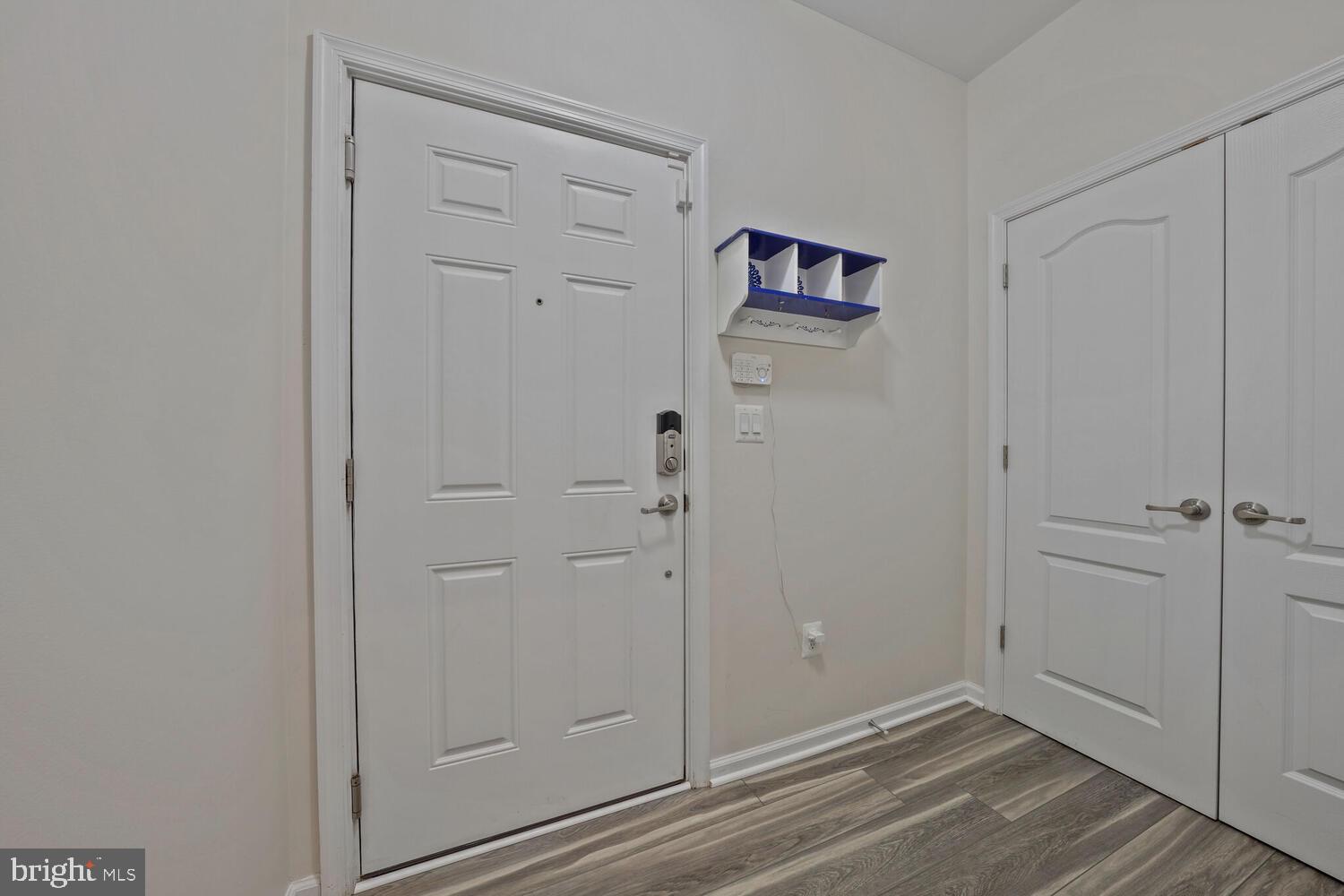 42550 Sunset Ridge Square Ashburn, VA 20148 - Photo 4 of 36 a view of an empty room