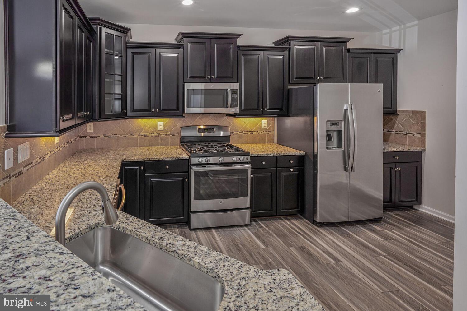 42550 Sunset Ridge Square Ashburn, VA 20148 - Photo 10 of 36 a kitchen with stainless steel appliances granite countertop a stove a refrigerator and a refrigerator