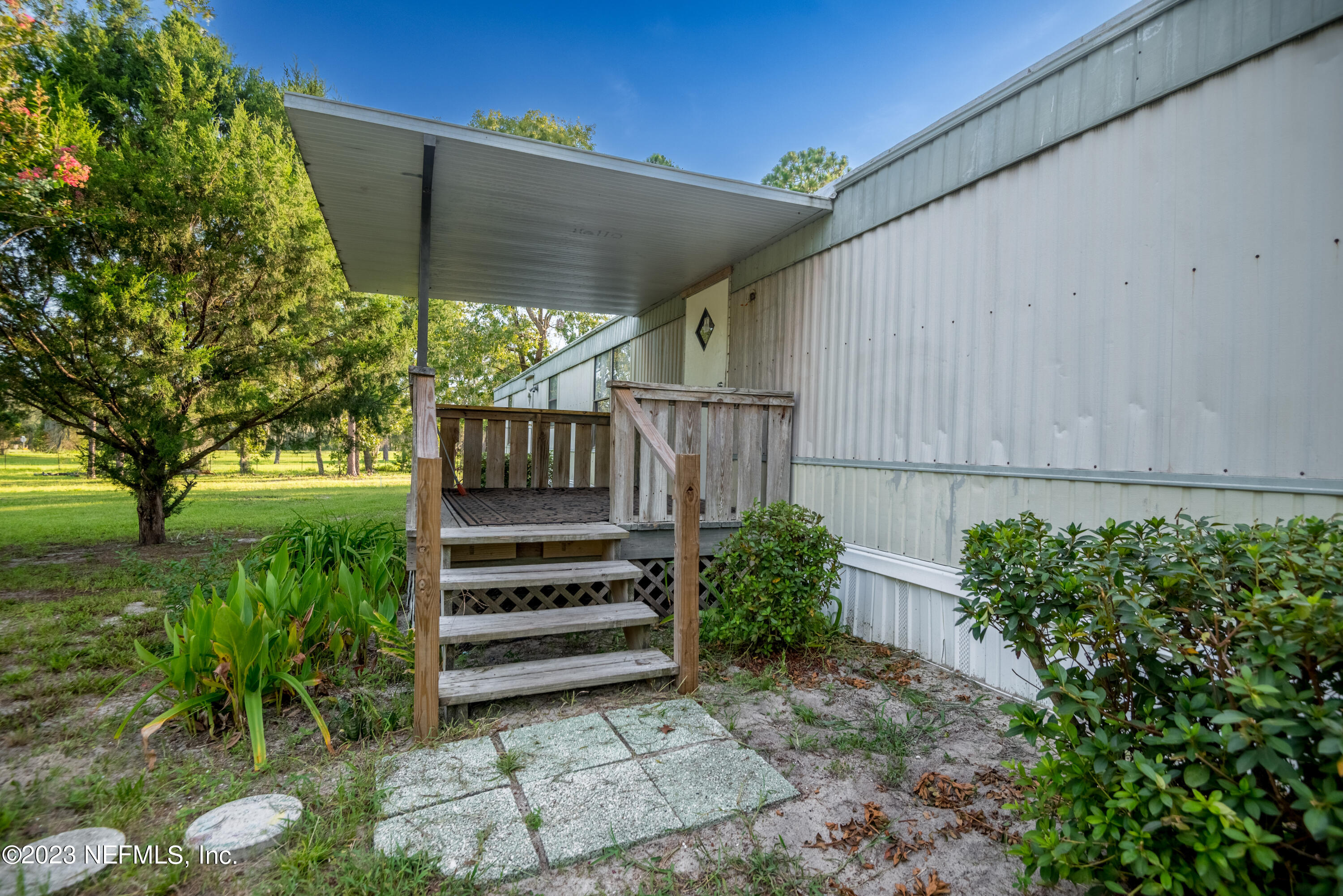 7230 Oakhill Road Keystone Heights, FL 32656 - Photo 2 of 38 a view of a backyard with plants and a patio