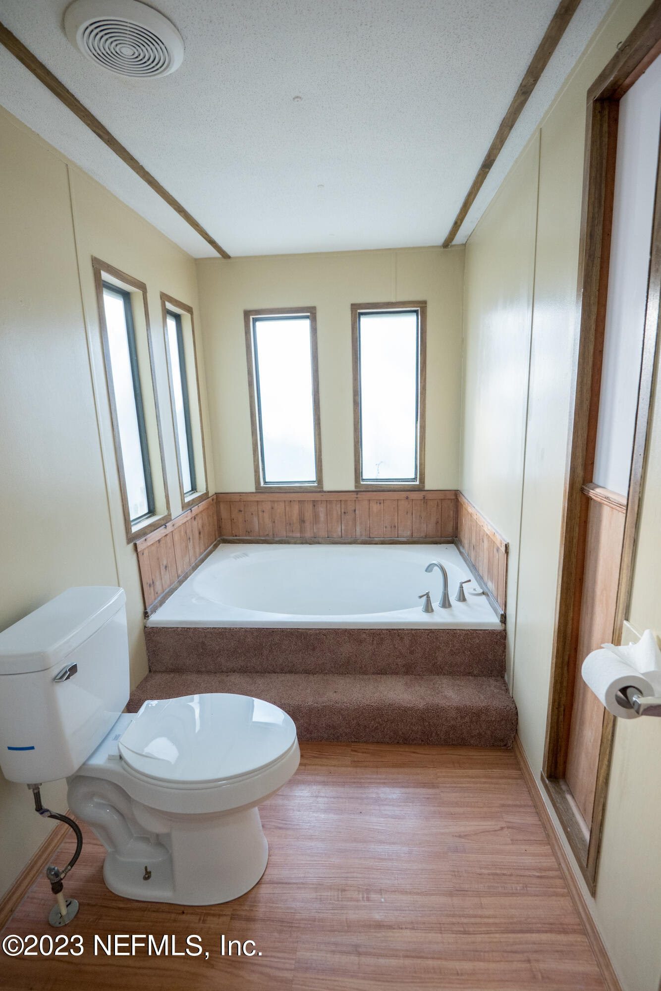 7230 Oakhill Road Keystone Heights, FL 32656 - Photo 23 of 38 a bathroom with a toilet a sink and a bathtub