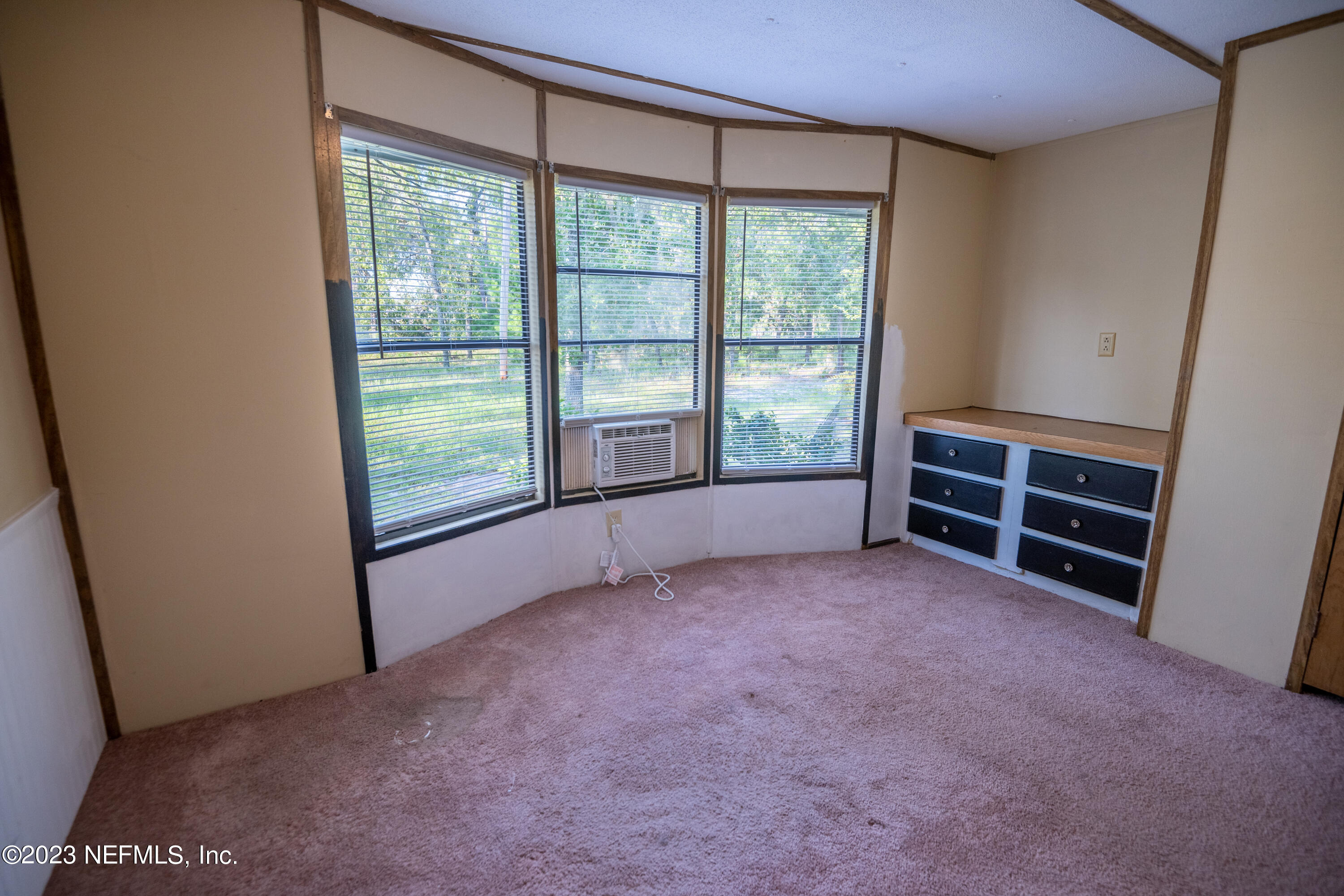 7230 Oakhill Road Keystone Heights, FL 32656 - Photo 28 of 38 an empty room with furniture and a window