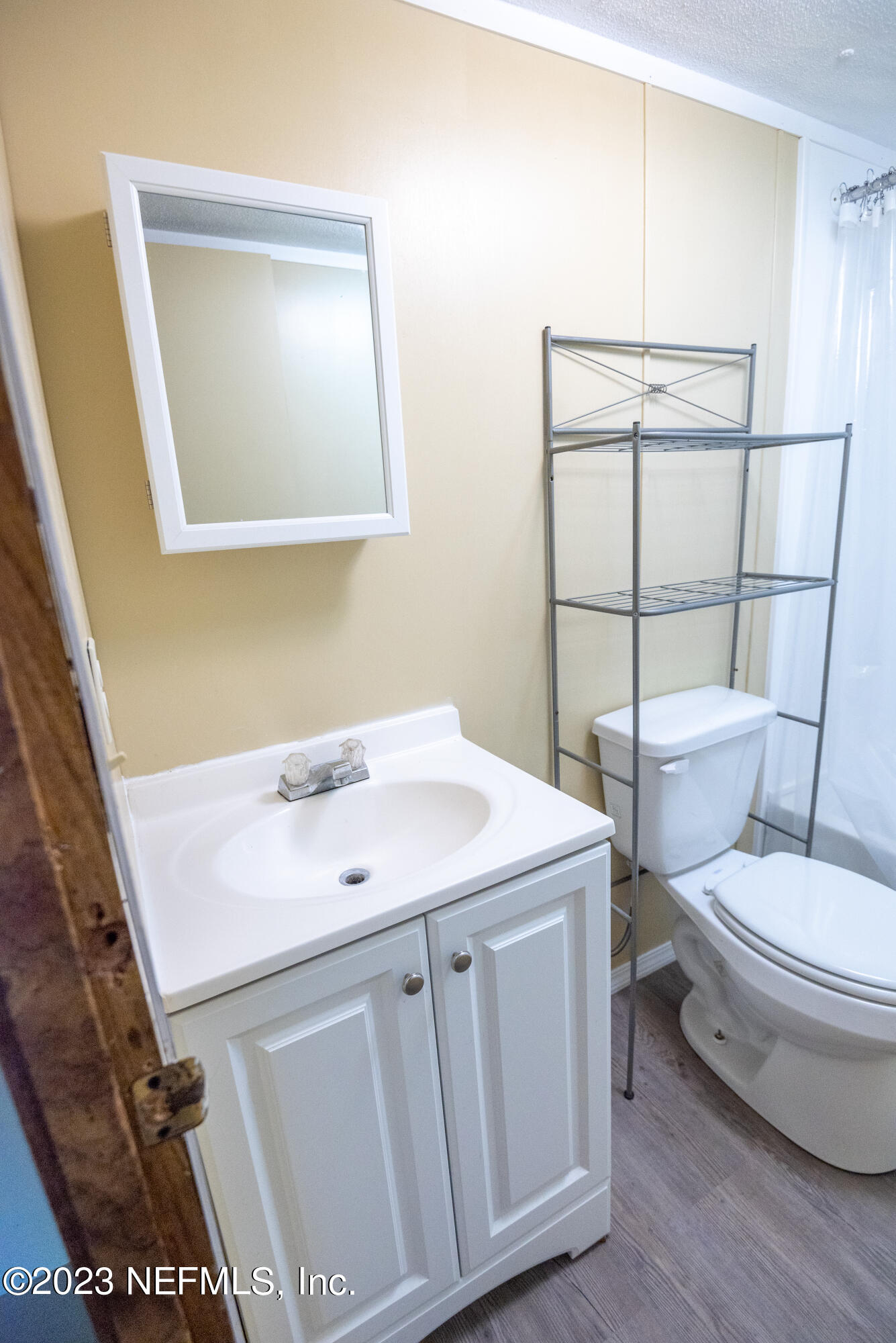 7230 Oakhill Road Keystone Heights, FL 32656 - Photo 32 of 38 a bathroom with a sink a toilet a mirror and vanity