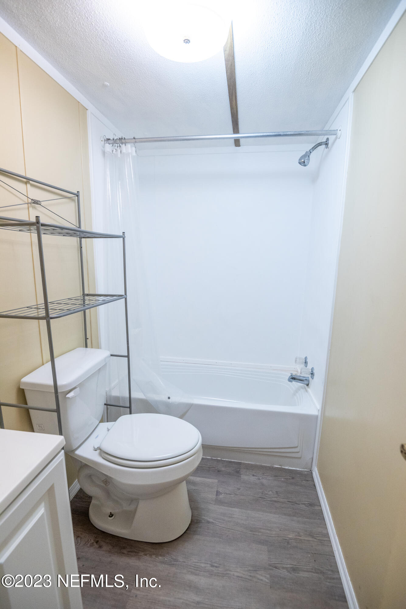 7230 Oakhill Road Keystone Heights, FL 32656 - Photo 33 of 38 a bathroom with a toilet and a shower