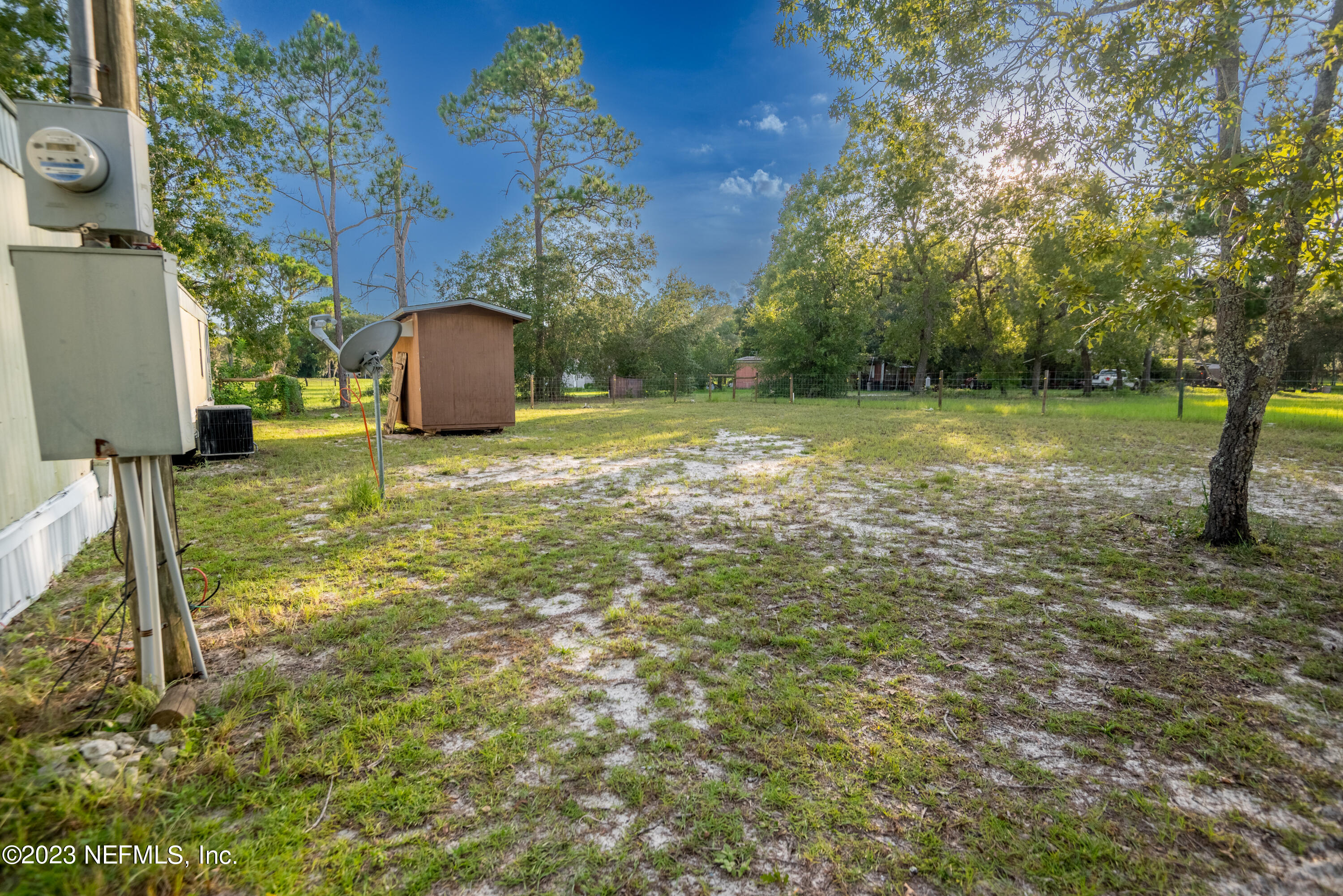 7230 Oakhill Road Keystone Heights, FL 32656 - Photo 35 of 38 a backyard of a house with lots of green space