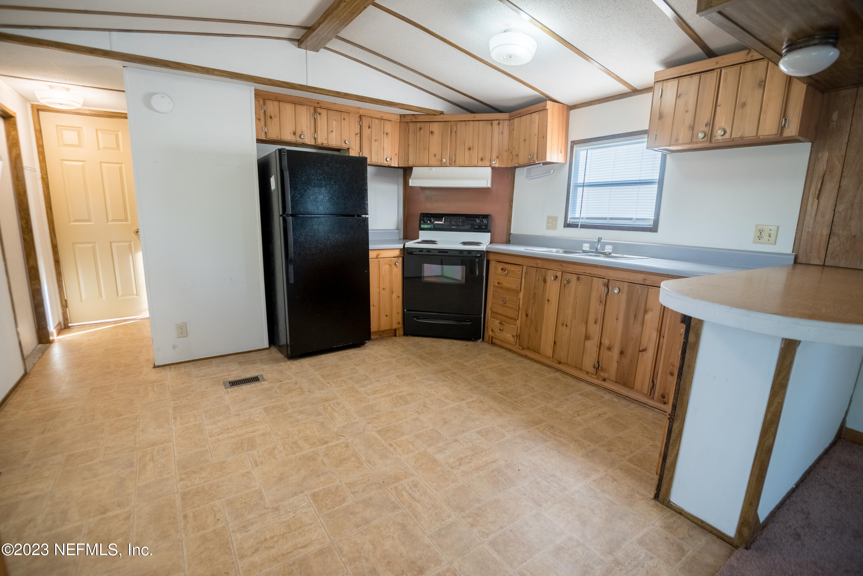 7230 Oakhill Road Keystone Heights, FL 32656 - Photo 8 of 38 a kitchen with stainless steel appliances a refrigerator and a stove