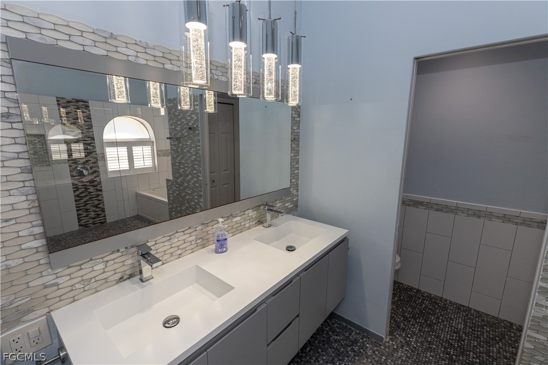 7500 Cameron Circle Fort Myers, FL 33912 - Photo 14 of 21 a bathroom with a double vanity sink and a mirror