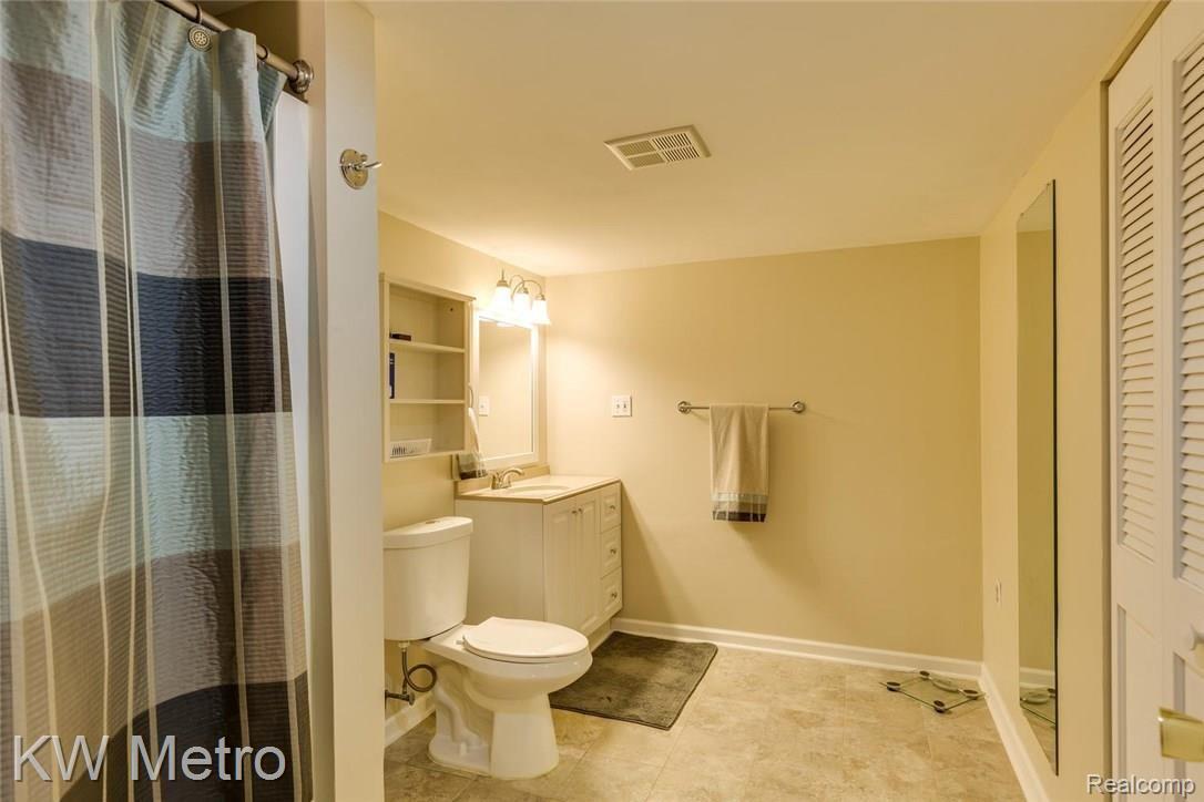 632 Meadow Lane Rochester, MI 48307 - Photo 13 of 18 632 Meadow Lane Rochester MI-large-013-9-Bathroom-1500x1000-72dpi.jpg