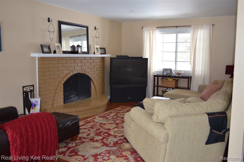 108 Old Perch Road Rochester, MI 48309 - Photo 5 of 15 family room.jpg