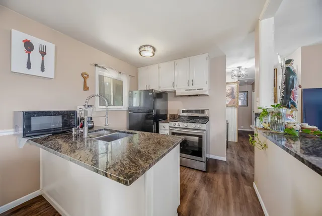 $329,900 | 208 South Pinecrest Road, Bolingbrook, IL 60440