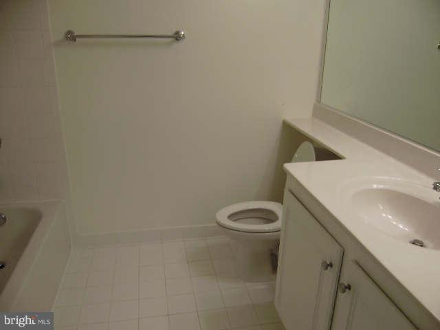 11710 Old Georgetown Road, Unit 922 North Bethesda, MD 20852 - Photo 10 of 18 Bath