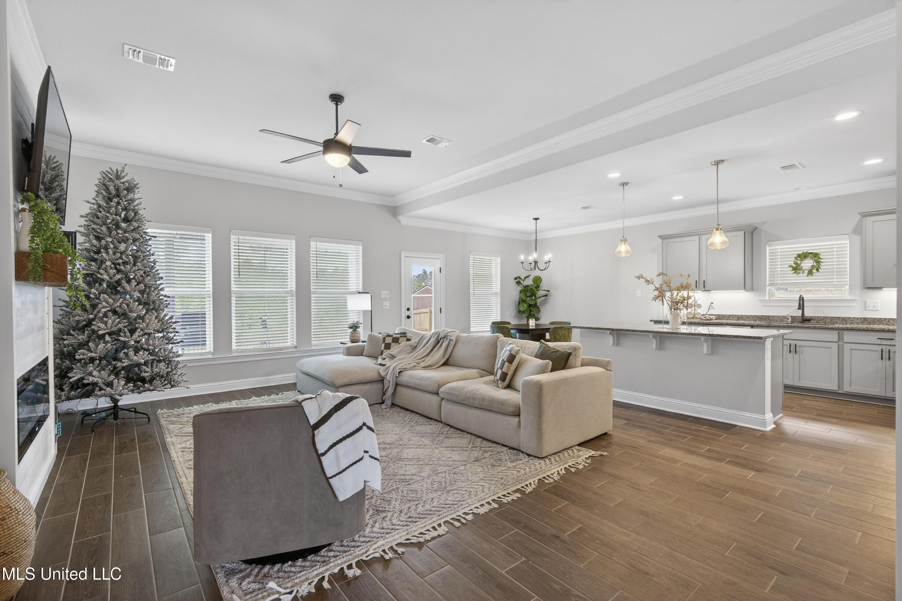15376 High Point Drive Gulfport, MS 39503 - Photo 4 of 28 Living Room