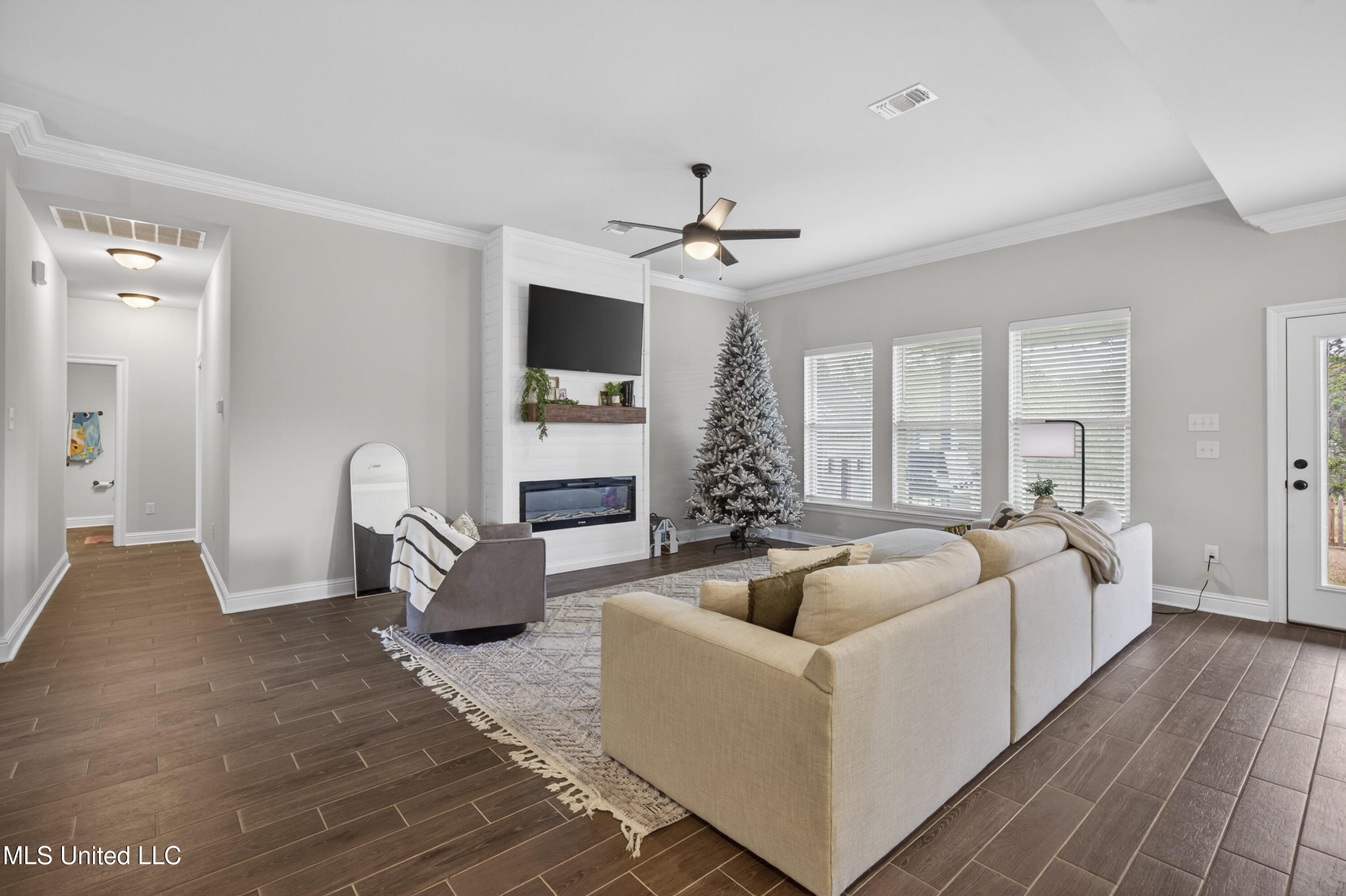 15376 High Point Drive Gulfport, MS 39503 - Photo 5 of 28 Living Room w/ Fireplace 12