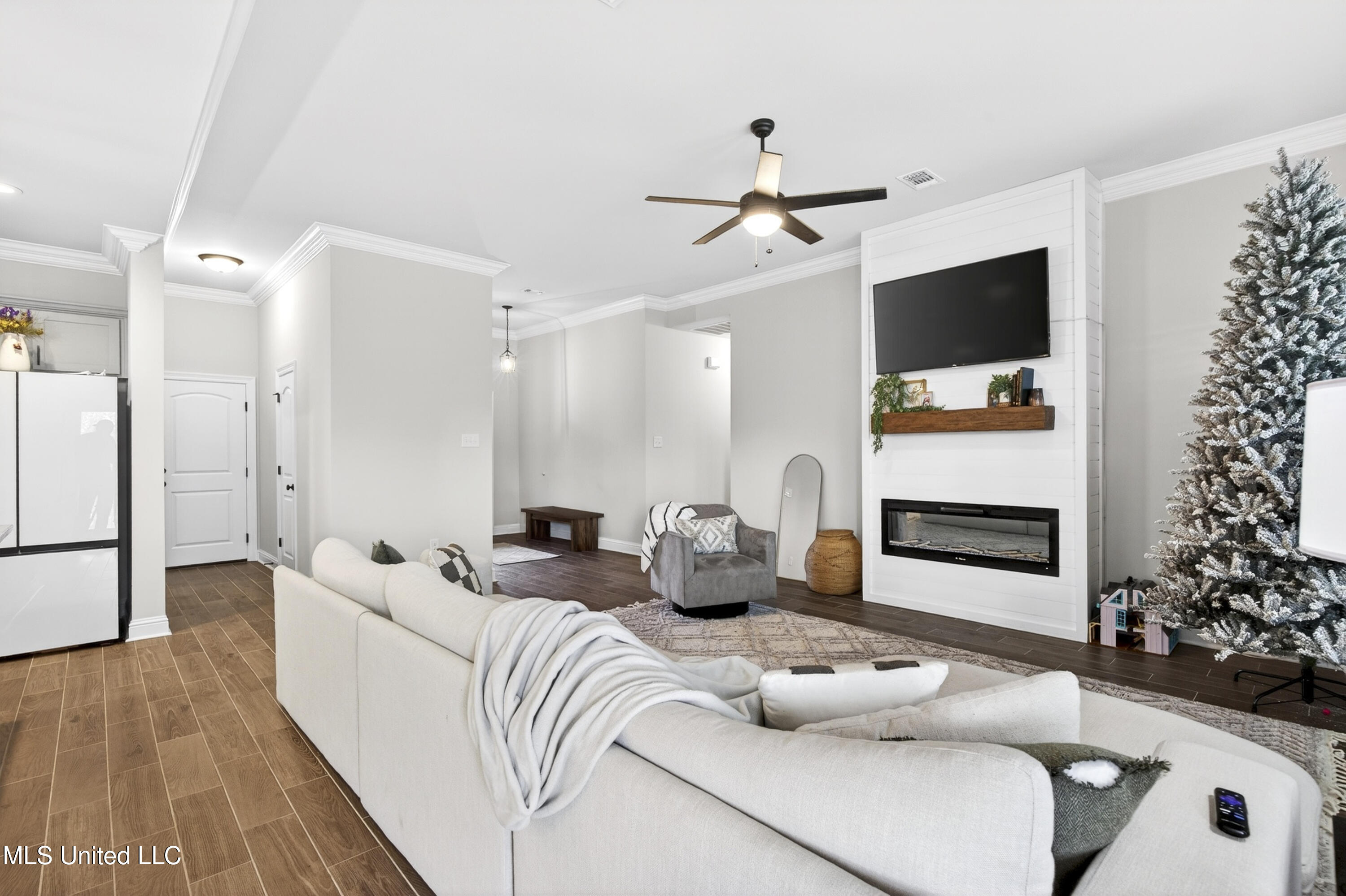 15376 High Point Drive Gulfport, MS 39503 - Photo 6 of 28 Living Room w/ Fireplace