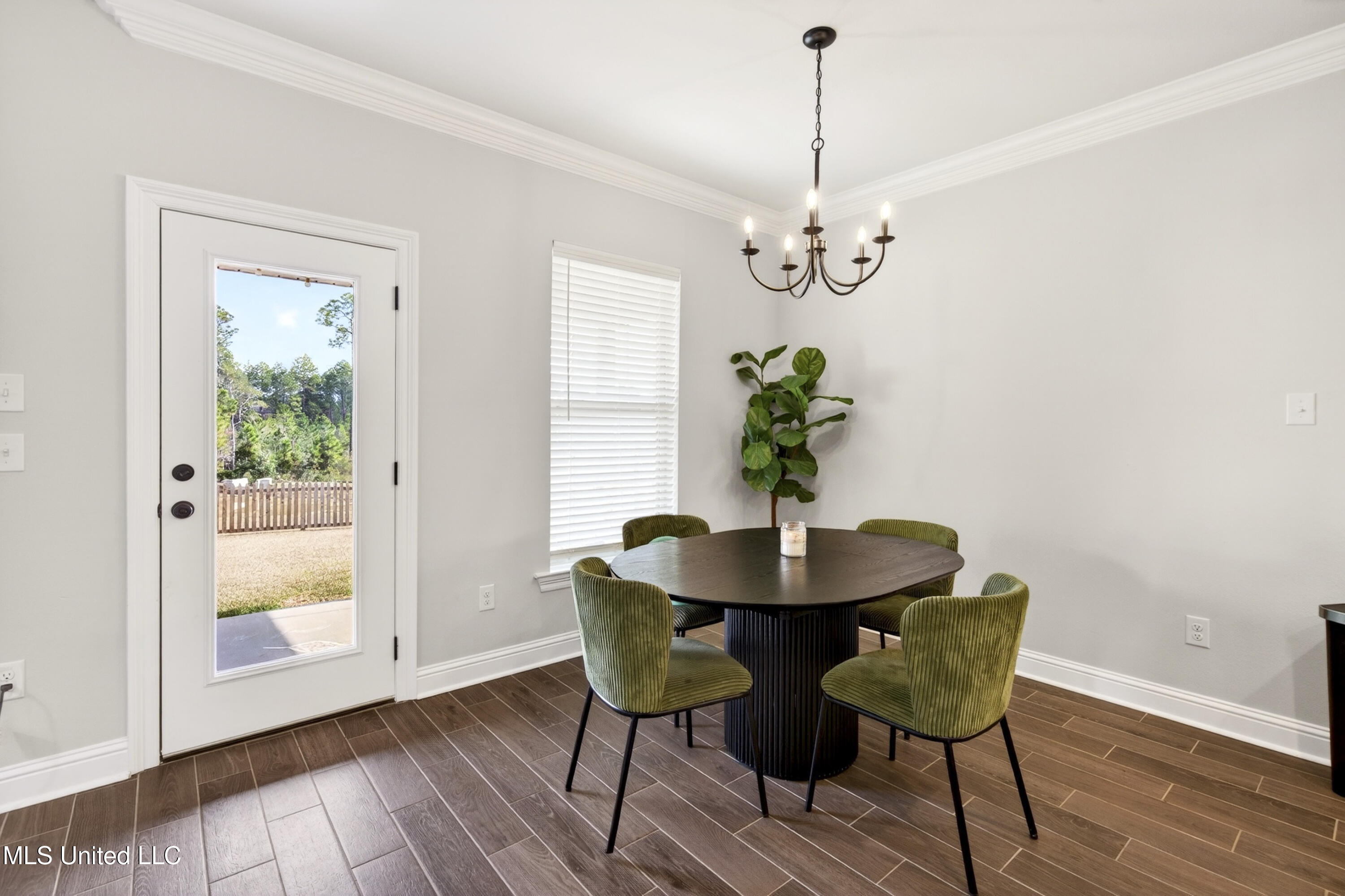 15376 High Point Drive Gulfport, MS 39503 - Photo 10 of 28 Spacious Dining Area