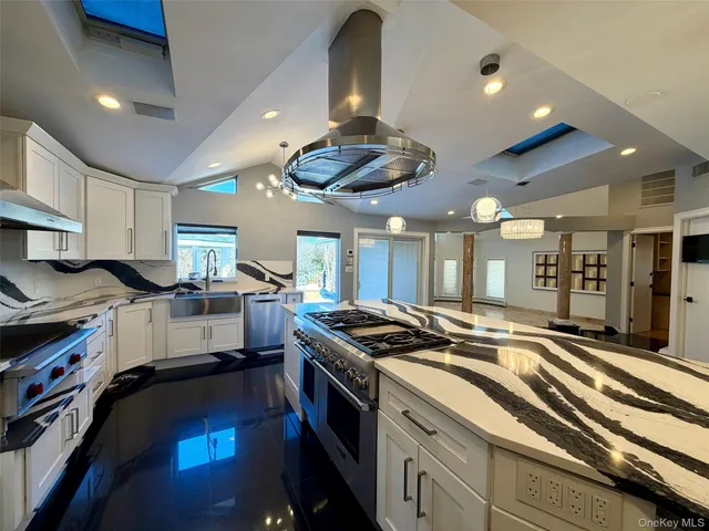 $14,000 | 5 Glen Hill Court, Dix Hills, NY 11746