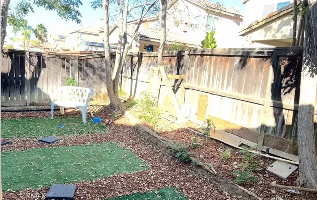 a view of a backyard