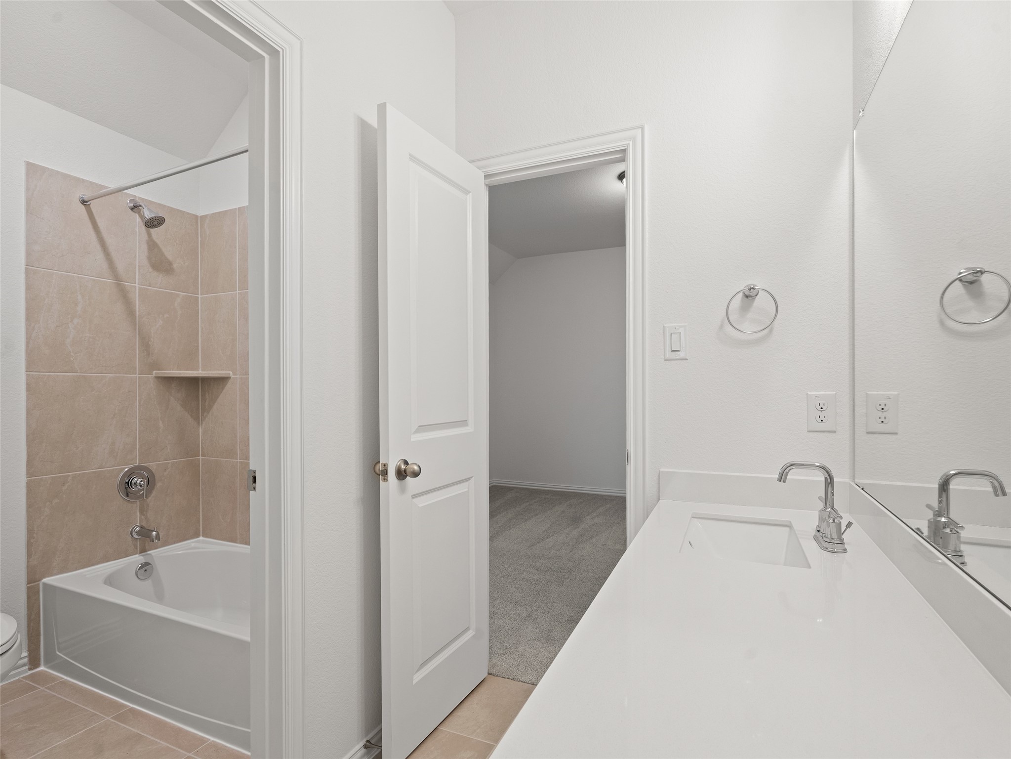 410 Strm Bnd Way Rosenberg, TX 77471 - Photo 32 of 39 a bathroom with a tub a sink and mirror