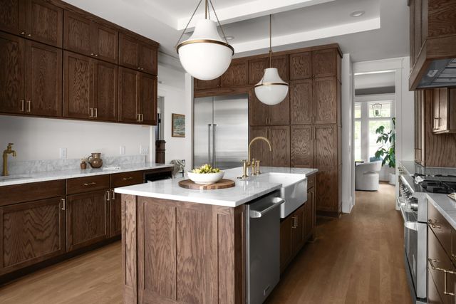 a en suite bathroom with a double vanity sink and mirror
