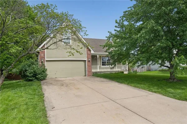 $425,000 | 325 Southeast Canterbury Lane, Lee's Summit, MO 64063