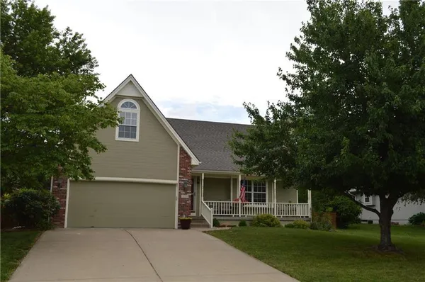 $425,000 | 325 Southeast Canterbury Lane, Lee's Summit, MO 64063