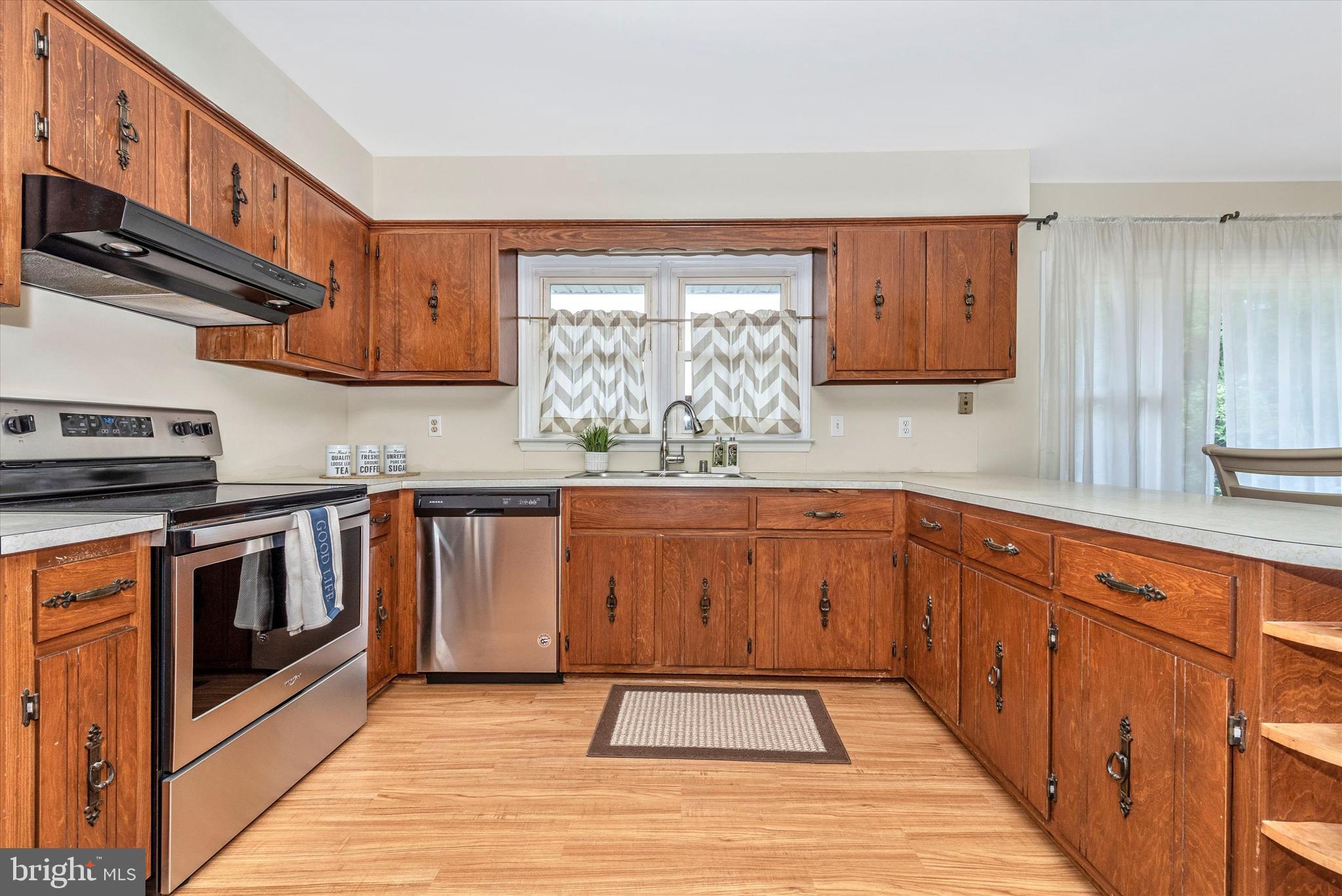 16412 Old Frederick Road Mount Airy, MD 21771 - Photo 13 of 46 Spacious kitchen - lots of counter space