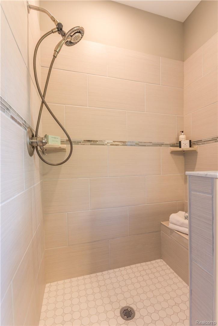 2560 Bull Run Road Oxford, MI 48371 - Photo 16 of 26 Tile Shower